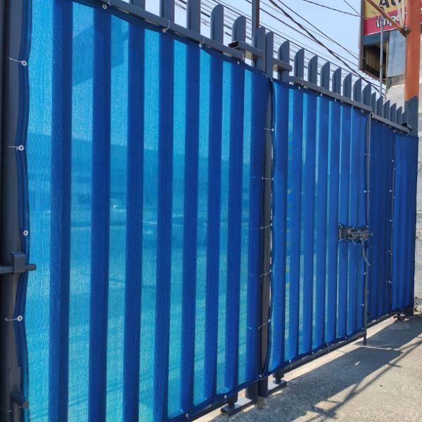 Malla Sombra Azul en Portones y Puertas